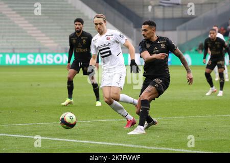 Thierry Larret / MAXPPP. Ligue de football 1 Uber Eats. Association sportive de Saint-Etienne contre Stade Rennais football Club. Le 5 décembre 2021, Stade Geoffroy-Guichard, Saint-Etienne (42). Banque D'Images