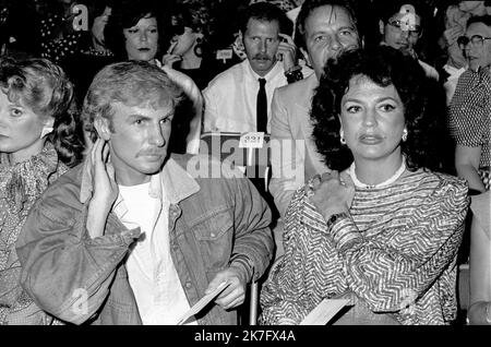 TONY HAGE/TONY HAGE/MAXPPP - PARIS FRANCE 1983 ; TONY HAGE/MAXPPP PARIS.1983.ARCHIVES. Le Couturier Claude Montana et la princesse ira Von Furstenberg au premier rang d’un fichier de mode. PARIS.1983.ARCHIVES. Le designer de mode de luxe Claude Montana et la princesse Ira Von Furstenberg dans la première rangée d'un défilé de mode. Banque D'Images