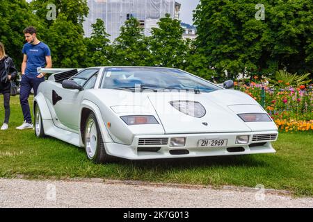 BADEN BADEN, ALLEMAGNE - JUILLET 2019: LAMBORGHINI BLANC VOITURE de sport de COUNTACH 1974 1990, oldtimer réunion à Kurpark. Banque D'Images