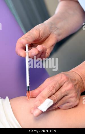 ©PHOTOPQR/l'est REPUBLICAIN/Cedric JACQUOT ; Nancy ; 17/12/2021 ; CORONAVIRUS - COVD-19 - VACCINATION - INJECTION - SERINGUE le CHRU de Nancy a ouvert la vaccination aux enfants fragmentés, ce redi 17 décembre. Les premières injections de doses diluées du vaccin Pfeizer ont été réalisées à l'hôpital d'enfants de Brabois. Dirigé par le Pr Schweitzer, le pôle enfants accoster les bambins de 5 à 11 ans et laisse les parents sur rendez-vous. D'ici fin décembre-janvier la vaccination sera ouverte à tous les enfants de 5 à 11 ans. Mais il n'est pas encore question de la restitution obligatoire. Nanc Banque D'Images