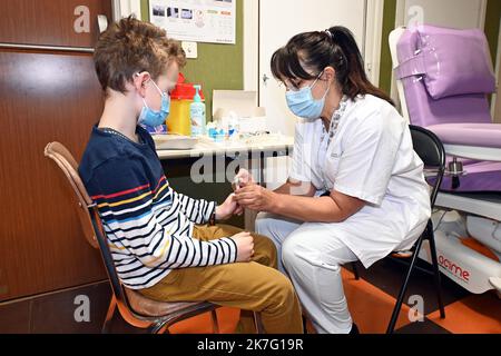 ©PHOTOPQR/l'est REPUBLICAIN/Cedric JACQUOT ; Nancy ; 17/12/2021 ; CORONAVIRUS - COVD-19 - VACCINATION - VIRUS DE CONTACT le CHRU de Nancy a ouvert la vaccination aux enfants fragils, ce vendredi 17 décembre. Les premières injections de doses diluées du vaccin Pfeizer ont été réalisées à l'hôpital d'enfants de Brabois. Dirigé par le Pr Schweitzer, le pôle enfants accoster les bambins de 5 à 11 ans et laisse les parents sur rendez-vous. D'ici fin décembre-janvier la vaccination sera ouverte à tous les enfants de 5 à 11 ans. Mais il n'est pas encore question de la restitution obligatoire. Tester TRO Banque D'Images