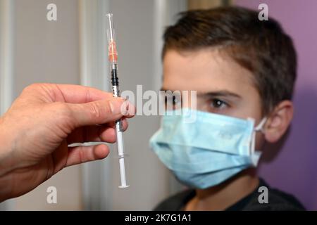 ©PHOTOPQR/l'est REPUBLICAIN/Cedric JACQUOT ; Nancy ; 17/12/2021 ; CORONAVIRUS - COVD-19 - VACCINATION - ENFANT - MASQUE - SERINGUE le CHRU de Nancy a ouvert la vaccination aux enfants fragils, ce vendredi 17 décembre. Les premières injections de doses diluées du vaccin Pfeizer ont été réalisées à l'hôpital d'enfants de Brabois. Dirigé par le Pr Schweitzer, le pôle enfants accoster les bambins de 5 à 11 ans et laisse les parents sur rendez-vous. D'ici fin décembre-janvier la vaccination sera ouverte à tous les enfants de 5 à 11 ans. Mais il n'est pas encore question de la restitution obligatoire Banque D'Images