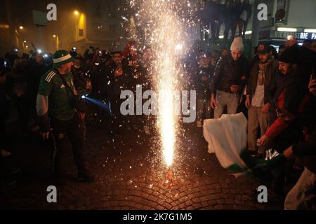 ©PHOTOPQR/LE PARISIEN/Philippe de Poulpiquet ; Paris ; 18/12/2021 ; Paris, le 18 décembre 2021. Quartier Barbès, lors du match de la finale de la coupe Arabe entre Tunisie et l’Algerie. Paris, France, décembre 18th 2021. Atmosphère à Barbes, à Paris, lors de la finale de la coupe arabe de la Fifa entre la Tunisie et l'Algérie Banque D'Images