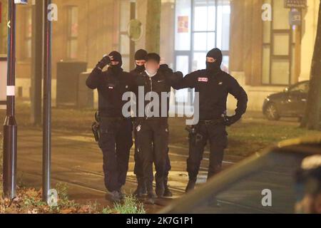 ©PHOTOPQR/VOIX DU NORD/Thierry Thorel ; 19/12/2021 ; Roubaix - Arrestation d'un jeune par la police pendant les incidents qui se sont produits deroules apres la victoire de l'équipement d'algerie a la coupe arabe - le 18/12/2021 dec 18th 2021. Atmosphère et émeutes à Roubaix, en France, lors de la finale de la coupe arabe de la Fifa entre la Tunisie et l'Algérie Banque D'Images