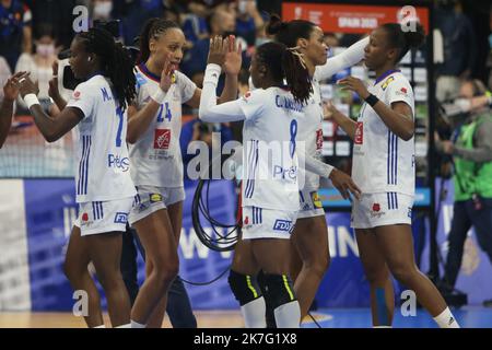 ©Laurent Layris/MAXPPP - équipe France pendant le Championnat du monde des femmes IHF 2021, finale handball match entre la France et la Norvège sur 19 décembre 2021 au Palau d'Esports de Granollers à Granollers, Barcelone, Espagne - photo Laurent Layris / MAXPPP Banque D'Images