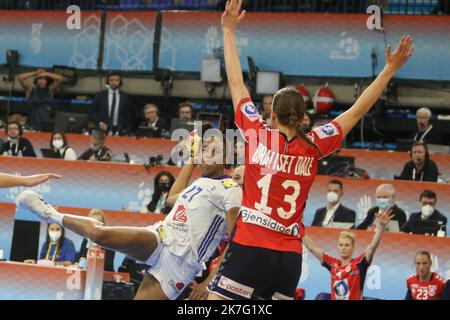 ©Laurent Layris/MAXPPP - Estelle Nze Minko de France pendant le Championnat du monde des femmes IHF 2021, finale handball match entre la France et la Norvège sur 19 décembre 2021 au Palau d'Esports de Granollers à Granollers, Barcelone, Espagne - photo Laurent Layris / MAXPPP Banque D'Images