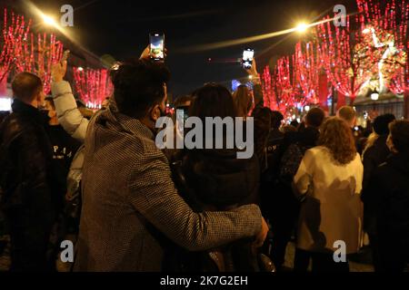 ©Tatif/Wostok Press/Maxppp France, Paris 01/01/2022 célébration du nouvel an sur les champs elysées Paris: 01/01/2022: Célébration du nouvel an sur les champs Elysées à Paris. En raison de la crise sanitaire liée à Covid, tous les événements publics célébrant le nouvel an ont été annulés en France. Ici à Paris, beaucoup de gens se sont néanmoins rassemblés sur les champs Elysées pour célébrer le nouvel an. Banque D'Images