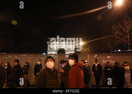 ©Tatif/Wostok Press/Maxppp France, Paris 01/01/2022 célébration du nouvel an sur les champs elysées Paris: 01/01/2022: Célébration du nouvel an sur les champs Elysées à Paris. En raison de la crise sanitaire liée à Covid, tous les événements publics célébrant le nouvel an ont été annulés en France. Ici à Paris, beaucoup de gens se sont néanmoins rassemblés sur les champs Elysées pour célébrer le nouvel an. Banque D'Images