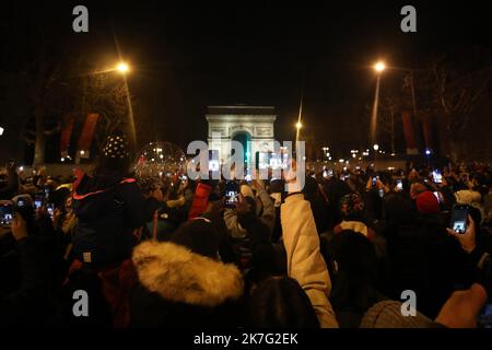 ©Tatif/Wostok Press/Maxppp France, Paris 01/01/2022 célébration du nouvel an sur les champs elysées Paris: 01/01/2022: Célébration du nouvel an sur les champs Elysées à Paris. En raison de la crise sanitaire liée à Covid, tous les événements publics célébrant le nouvel an ont été annulés en France. Ici à Paris, beaucoup de gens se sont néanmoins rassemblés sur les champs Elysées pour célébrer le nouvel an. Banque D'Images