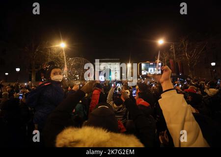 ©Tatif/Wostok Press/Maxppp France, Paris 01/01/2022 célébration du nouvel an sur les champs elysées Paris: 01/01/2022: Célébration du nouvel an sur les champs Elysées à Paris. En raison de la crise sanitaire liée à Covid, tous les événements publics célébrant le nouvel an ont été annulés en France. Ici à Paris, beaucoup de gens se sont néanmoins rassemblés sur les champs Elysées pour célébrer le nouvel an. Banque D'Images