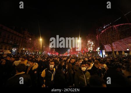 ©Tatif/Wostok Press/Maxppp France, Paris 01/01/2022 célébration du nouvel an sur les champs elysées Paris: 01/01/2022: Célébration du nouvel an sur les champs Elysées à Paris. En raison de la crise sanitaire liée à Covid, tous les événements publics célébrant le nouvel an ont été annulés en France. Ici à Paris, beaucoup de gens se sont néanmoins rassemblés sur les champs Elysées pour célébrer le nouvel an. Banque D'Images