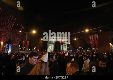 ©Tatif/Wostok Press/Maxppp France, Paris 01/01/2022 célébration du nouvel an sur les champs elysées Paris: 01/01/2022: Célébration du nouvel an sur les champs Elysées à Paris. En raison de la crise sanitaire liée à Covid, tous les événements publics célébrant le nouvel an ont été annulés en France. Ici à Paris, beaucoup de gens se sont néanmoins rassemblés sur les champs Elysées pour célébrer le nouvel an. Banque D'Images