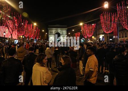 ©Tatif/Wostok Press/Maxppp France, Paris 01/01/2022 célébration du nouvel an sur les champs elysées Paris: 01/01/2022: Célébration du nouvel an sur les champs Elysées à Paris. En raison de la crise sanitaire liée à Covid, tous les événements publics célébrant le nouvel an ont été annulés en France. Ici à Paris, beaucoup de gens se sont néanmoins rassemblés sur les champs Elysées pour célébrer le nouvel an. Banque D'Images