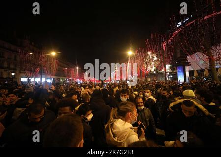 ©Tatif/Wostok Press/Maxppp France, Paris 01/01/2022 célébration du nouvel an sur les champs elysées Paris: 01/01/2022: Célébration du nouvel an sur les champs Elysées à Paris. En raison de la crise sanitaire liée à Covid, tous les événements publics célébrant le nouvel an ont été annulés en France. Ici à Paris, beaucoup de gens se sont néanmoins rassemblés sur les champs Elysées pour célébrer le nouvel an. Banque D'Images