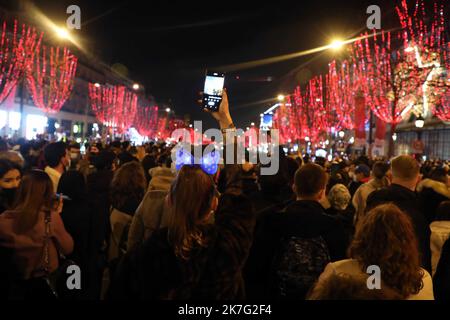 ©Tatif/Wostok Press/Maxppp France, Paris 01/01/2022 célébration du nouvel an sur les champs elysées Paris: 01/01/2022: Célébration du nouvel an sur les champs Elysées à Paris. En raison de la crise sanitaire liée à Covid, tous les événements publics célébrant le nouvel an ont été annulés en France. Ici à Paris, beaucoup de gens se sont néanmoins rassemblés sur les champs Elysées pour célébrer le nouvel an. Banque D'Images