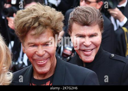 ©Pierre Teyssot/MAXPPP ; PHOTO DE FICHIER - Festival de Cannes 2018 - édition 71st - jour 8 - 15 mai à Cannes, sur 15 mai 2018 ; projection de 'solo: Une histoire de Star Wars ; Grichka Bogdanoff est mort le 28th décembre 201, à Paris à l'âge de 72 ans, probablement de Covid-19. Sur le tapis rouge, posant pour le photographe, Grichka Bogdanoff (à droite) et laissé son frère Igor Bogdanoff. Â© Pierre Teyssot / Maxppp Banque D'Images