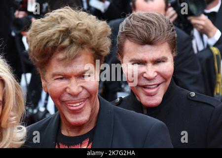 ©Pierre Teyssot/MAXPPP ; PHOTO DE FICHIER - Festival de Cannes 2018 - édition 71st - jour 8 - 15 mai à Cannes, sur 15 mai 2018 ; projection de 'solo: Une histoire de Star Wars ; Grichka Bogdanoff est mort le 28th décembre 201, à Paris à l'âge de 72 ans, probablement de Covid-19. Sur le tapis rouge, posant pour le photographe, Grichka Bogdanoff (à droite) et laissé son frère Igor Bogdanoff. Â© Pierre Teyssot / Maxppp Banque D'Images