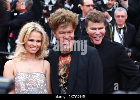 ©Pierre Teyssot/MAXPPP ; PHOTO DE FICHIER - Festival de Cannes 2018 - édition 71st - jour 8 - 15 mai à Cannes, sur 15 mai 2018 ; projection de 'solo: Une histoire de Star Wars ; Grichka Bogdanoff est mort le 28th décembre 201, à Paris à l'âge de 72 ans, probablement de Covid-19. Sur le tapis rouge, posant pour photographe, Julie Jardon, Grichka Bogdanoff (au centre) et laissé son frère Igor Bogdanoff. Â© Pierre Teyssot / Maxppp Banque D'Images