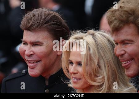 ©Pierre Teyssot/MAXPPP ; PHOTO DE FICHIER - Festival de Cannes 2018 - édition 71st - jour 8 - 15 mai à Cannes, sur 15 mai 2018 ; projection de 'solo: Une histoire de Star Wars ; Grichka Bogdanoff est mort le 28th décembre 201, à Paris à l'âge de 72 ans, probablement de Covid-19. Sur le tapis rouge, posant pour photographe, Julie Jardon, Grichka Bogdanoff (à gauche) et à droite son frère Igor Bogdanoff. Â© Pierre Teyssot / Maxppp Banque D'Images