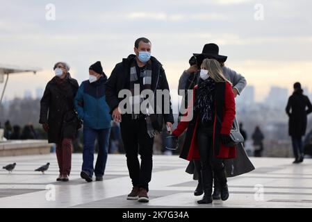 ©PHOTOPQR/LE PARISIEN/LP / ARNAUD JOURNOIS ; PARIS ; 06/01/2022 ; COVID-19 , DES PERSONNES AYANT UN PORTAGE SUR L'ESPLANADE DU TROCADÉRO A PARIS - PARIS, FRANCE, JAN 6TH 2022. Covid-19 et l'hiver à Paris Banque D'Images