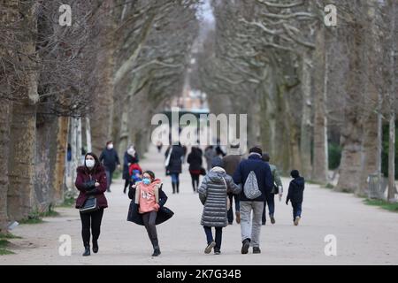 ©PHOTOPQR/LE PARISIEN/LP / ARNAUD JOURNOIS ; PARIS ; 06/01/2022 ; COVID-19 , UNE FEMME ET UN ENFANT PORTANT UN MASQUE AU JARDIN DES PLANTES A PARIS A PARIS - PARIS, FRANCE, JAN 6TH 2022. Covid-19 et l'hiver à Paris Banque D'Images