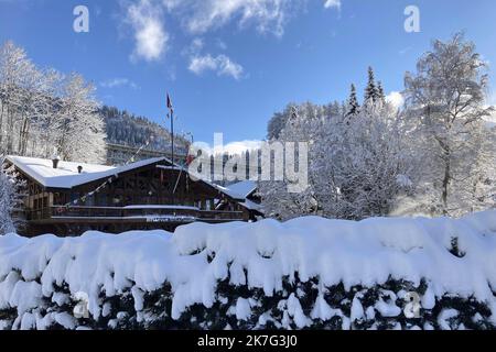 ©françois Glories/MAXPPP - le Grand Bellevue - Gstaad - Swiss Deluxe Hotels. Situé dans un parc au centre de Gstaad, le luxueux hôtel 5 étoiles supérieur (depuis plus de 100 ans), le Grand Bellevue dispose d'un restaurant élégant, le Leonard's, et d'un Grand Spa (plus de 3000 m2 ans). Suisse Gstaad. 13 janvier 2022. Banque D'Images