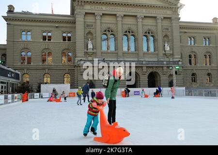 ©françois Glories/MAXPPP - depuis la fin de l'année et pendant tout le mois de janvier, une patinoire éphémère a été installée sur la Bundesplatz (place fédérale) devant le Parlement suisse et la Schweizerische Nationalbank (Banque nationale suisse) pour les jeunes et les vieux. Suisse Berne. 13 janvier 2022. Banque D'Images