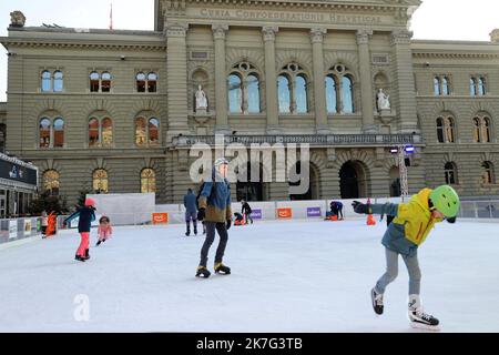 ©françois Glories/MAXPPP - depuis la fin de l'année et pendant tout le mois de janvier, une patinoire éphémère a été installée sur la Bundesplatz (place fédérale) devant le Parlement suisse et la Schweizerische Nationalbank (Banque nationale suisse) pour les jeunes et les vieux. Suisse Berne. 13 janvier 2022. Banque D'Images