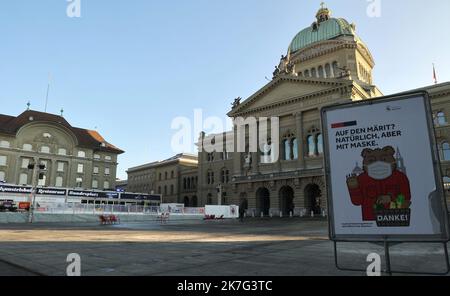 ©françois Glories/MAXPPP - depuis la fin de l'année et pendant tout le mois de janvier, une patinoire éphémère a été installée sur la Bundesplatz (place fédérale) devant le Parlement suisse et la Schweizerische Nationalbank (Banque nationale suisse) pour les jeunes et les vieux. Suisse Berne. 13 janvier 2022. Banque D'Images