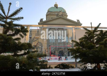 ©françois Glories/MAXPPP - depuis la fin de l'année et pendant tout le mois de janvier, une patinoire éphémère a été installée sur la Bundesplatz (place fédérale) devant le Parlement suisse et la Schweizerische Nationalbank (Banque nationale suisse) pour les jeunes et les vieux. Suisse Berne. 13 janvier 2022. Banque D'Images