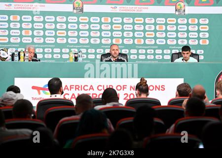 ©ANIS / APP/MAXPPP - l'entraînéur Algérien Djamel Belmadi (C), Assistance à une conférence de presse au stade Japoma de Douala le 15 janvier 2022 à la voile du match de football de la coupe d'Afrique des nations (CAN) 2021 entre l'Algérie et la Guinée équatoriale - équipe nationale algérienne de football lors d'une conférence de presse Banque D'Images