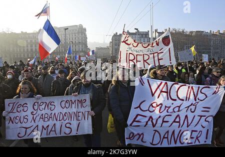 ©PHOTOPQR/LE PROGRES/Stéphane GUIOCHON - Lyon 2E arrondissement 15/01/2022 - manifestation anti Pass sanitaire - dans les rues de Lyon manifestation des opposés au Pass sanitaire - France, jan 15th 2022 déionstration contre la passe vaccinale Banque D'Images