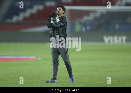 ©Sébastien Muylaert/MAXPPP - Marquinhos de Paris Saint-Germain se réchauffe avant le jeu de la Ligue 1 Uber Eats entre Paris Saint-Germain et Brest au Parc des Princes à Paris, France. 15.01.2022 Banque D'Images