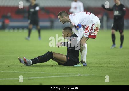 ©Sébastien Muylaert/MAXPPP - Kylian Mbappe de Paris Saint-Germain réagit lors du jeu de la Ligue 1 Uber Eats entre Paris Saint-Germain et Brest au Parc des Princes à Paris, France. 15.01.2022 Banque D'Images