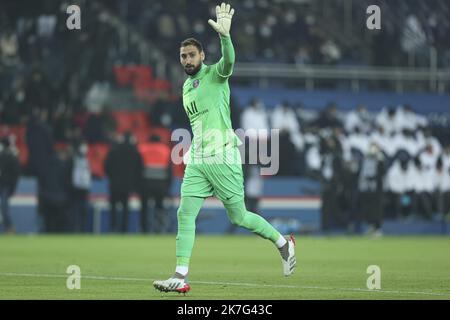 ©Sébastien Muylaert/MAXPPP - Gianluigi Donnarumma de Paris Saint-Germain réagit pendant le jeu de la Ligue 1 Uber Eats entre Paris Saint-Germain et Brest au Parc des Princes à Paris, France. 15.01.2022 Banque D'Images