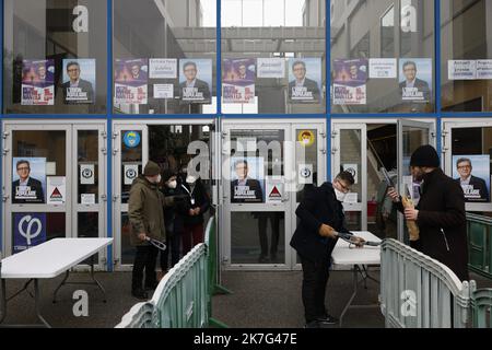 ©PHOTOPQR/LE PARISIEN/olivier corsan ; Nantes ; 16/01/2022 ; Nantes, 44, France, le 16 janvier 2022. Jean-Luc Mélenchon, candidat de la France inssumise à l'élection présidentielle a tenu une réunion immersif à Nantes retransmis sur les réseaux sociaux avec une caméra à 360° à Nantes. MAG2022 - Nantes, France, jan 16th 2022 Jean-Luc Mélenchon, candidat de France Insoumise à l'élection présidentielle, a tenu une réunion immersive à Nantes diffusée sur les réseaux sociaux avec une caméra à 360° à Nantes. Banque D'Images