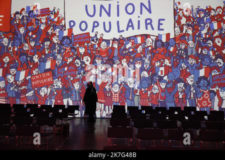 ©PHOTOPQR/LE PARISIEN/olivier corsan ; Nantes ; 16/01/2022 ; Nantes, 44, France, le 16 janvier 2022. Jean-Luc Mélenchon, candidat de la France inssumise à l'élection présidentielle a tenu une réunion immersif à Nantes retransmis sur les réseaux sociaux avec une caméra à 360° à Nantes. Tout le monde n'a pas pu entrer et certains ont Dû suivre le meeting depuis l'extérieur sur un grand écran. Nantes, France, janvier 16th 2022 Jean-Luc Mélenchon, candidat de France Insoumise à l'élection présidentielle a tenu une réunion immersive à Nantes diffusée sur les réseaux sociaux avec une caméra à 360° à Nantes. Banque D'Images