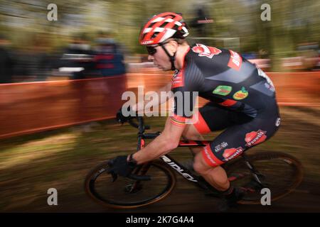 DAVID STOCKMAN/BELGA/MAXPPP - Belge Laurens Sweeck photographié en action pendant la course d'élite masculine à la coupe du monde du cyclocross à Flamanville, France, dimanche 16 janvier 2022, la scène 14th (sur 15) de la coupe du monde de la saison 2021-2022. BELGA PHOTO DAVID STOCKMAN Jan 16th 2022 course masculine pour les moins de 23s ans de la coupe du monde de clayclocross à Flamanville dans le département de la Manche. Banque D'Images