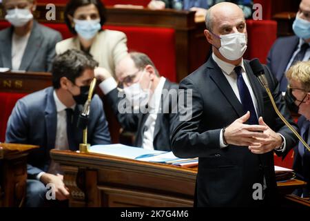 ©THOMAS PADILLA/MAXPPP - 18/01/2022 ; PARIS, FRANCE ; CONSEIL DE QUESTIONS AU GOUVERNEMENT DANS L'HÉMICYCLE DE L'ASSEMBLEE NATIONALE. GABRIEL ATTAL, PORTE PAROLE DU GOUVERNEMENT, JEAN CASTEX, PREMIER MINISTRE, JEAN MICHEL BLANQUER, MINISTRE DE L'ÉDUCATION NATIONALE, DE LA JEUNESSE ET DES SPORTS. Session de questions au Gouvernement à l'Assemblée nationale française à Paris, sur 18 janvier 2022. - QUESTIONS AU GOUVERNEMENT DANS L'HÉMICYCLE DE L'ASSEMBLÉE NATIONALE Banque D'Images