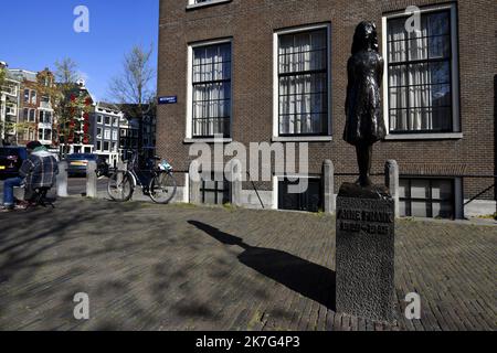 ©PHOTOPQR/L'EST REPUBLICAIN/ALEXANDRE MARCHI ; AMSTERDAM ; 12/04/2019 ; HISTOIRE - ANNE FRANK HUIS - MAISON D'ANNE FRANK - DEUXIÈME DE GUERRE MONDIALE - NAZI- JUIF - JOURNAL INTIME - TOURISME - PAYS BAS - PAYS-BAS - HOLLANDE - HOLLANDE - HOLLANDE - HOLLANDE - VOYAGE - DÉPORTATION. Amsterdam 12 avril 2019. Statue d'Anne Frank (1929 - 1945) devant sa maison à Amsterdam. PHOTO Alexandre MARCHI. - MAISON D'ANNE FRANK À AMSTERDAM Banque D'Images