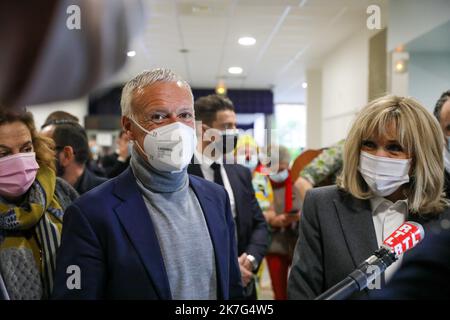 ©PHOTOPQR/VOIX DU NORD/Thierry Thorel ; 19/01/2022 ; Roubaix, le 19-01-2022 . Brigitte Macron et Didier Deschamps ont vénus visiter l'accoeil généalogique qui a ete renove Grace a l'opération pièces jaunes, le service est dirige par le dr Pouessel - photo Thierry Thorel / la voix du Nord épouse du président français Brigitte Macron et l'entraîneur-chef français Didier Deschamps lors de l'édition 2022 de l'opération de collecte de fonds "pièces Jaunes" (pièces jaunes) à Roubaix sur 19 janvier 2022. Banque D'Images