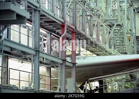 ©REMY GABALDA/MAXPPP - un Airbus A350 dans les ateliers de peinture d'un sous-traitant aéronautique à Blagnac. Certaines compagnies aériennes, à l'extérieur de Qatar Airways, font état de peinture craquelée sur certains de leurs Airbus A350. Des temps qui sont à la difficile à faire viennent ajouter la peinture sur les matériaux composites, plus que sur l'aluminium. Qatar Airways aurait oannée au sol 20 apreils sur 53 pour examiner ces sorties, et au mois cinq autres compagnies aériennes seraient confrontées aux rêves difficiles.02 12 2021. Certaines compagnies aériennes, dont Qatar Airways, signalent des vols P craqués Banque D'Images