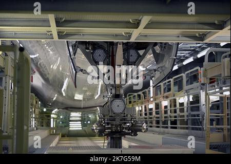 ©REMY GABALDA/MAXPPP - un Airbus A350 dans les ateliers de peinture d'un sous-traitant aéronautique à Blagnac. Certaines compagnies aériennes, à l'extérieur de Qatar Airways, font état de peinture craquelée sur certains de leurs Airbus A350. Des temps qui sont à la difficile à faire viennent ajouter la peinture sur les matériaux composites, plus que sur l'aluminium. Qatar Airways aurait oannée au sol 20 apreils sur 53 pour examiner ces sorties, et au mois cinq autres compagnies aériennes seraient confrontées aux rêves difficiles.02 12 2021. Certaines compagnies aériennes, dont Qatar Airways, signalent des vols P craqués Banque D'Images