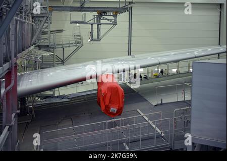 ©REMY GABALDA/MAXPPP - un Airbus A350 dans les ateliers de peinture d'un sous-traitant aéronautique à Blagnac. Certaines compagnies aériennes, à l'extérieur de Qatar Airways, font état de peinture craquelée sur certains de leurs Airbus A350. Des temps qui sont à la difficile à faire viennent ajouter la peinture sur les matériaux composites, plus que sur l'aluminium. Qatar Airways aurait oannée au sol 20 apreils sur 53 pour examiner ces sorties, et au mois cinq autres compagnies aériennes seraient confrontées aux rêves difficiles.02 12 2021. Certaines compagnies aériennes, dont Qatar Airways, signalent des vols P craqués Banque D'Images