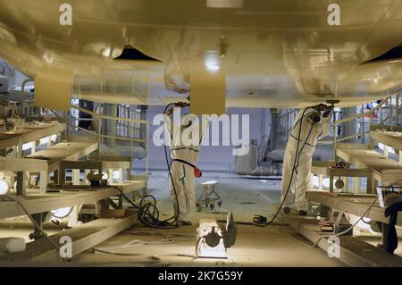 ©REMY GABALDA/MAXPPP - un Airbus dans les ateliers de peinture d'un sous-traitant aéronautique à Blagnac. Certaines compagnies aériennes, à l'extérieur de Qatar Airways, font état de peinture craquelée sur certains de leurs Airbus A350. Des temps qui sont à la difficile à faire viennent ajouter la peinture sur les matériaux composites, plus que sur l'aluminium. Qatar Airways aurait oannée au sol 20 apreils sur 53 pour examiner ces sorties, et au mois cinq autres compagnies aériennes seraient confrontées aux rêves difficiles.02 12 2021. Certaines compagnies aériennes, dont Qatar Airways, signalent des traces de peinture fissurée Banque D'Images