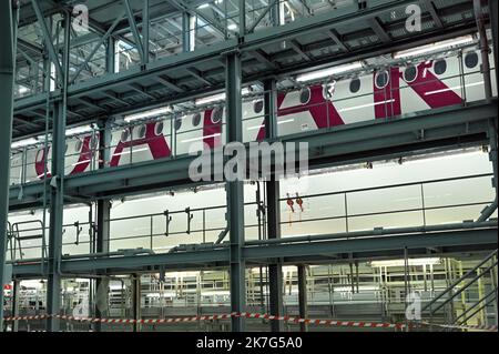 ©REMY GABALDA/MAXPPP - un Airbus A350 dans les ateliers de peinture d'un sous-traitant aéronautique à Blagnac. Certaines compagnies aériennes, à l'extérieur de Qatar Airways, font état de peinture craquelée sur certains de leurs Airbus A350. Des temps qui sont à la difficile à faire viennent ajouter la peinture sur les matériaux composites, plus que sur l'aluminium. Qatar Airways aurait oannée au sol 20 apreils sur 53 pour examiner ces sorties, et au mois cinq autres compagnies aériennes seraient confrontées aux rêves difficiles.02 12 2021. Certaines compagnies aériennes, dont Qatar Airways, signalent des vols P craqués Banque D'Images