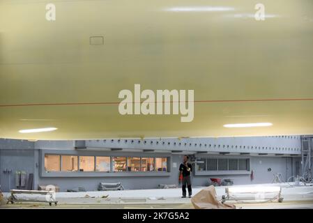 ©REMY GABALDA/MAXPPP - un Airbus dans les ateliers de peinture d'un sous-traitant aéronautique à Blagnac. Certaines compagnies aériennes, à l'extérieur de Qatar Airways, font état de peinture craquelée sur certains de leurs Airbus A350. Des temps qui sont à la difficile à faire viennent ajouter la peinture sur les matériaux composites, plus que sur l'aluminium. Qatar Airways aurait oannée au sol 20 apreils sur 53 pour examiner ces sorties, et au mois cinq autres compagnies aériennes seraient confrontées aux rêves difficiles.02 12 2021. Certaines compagnies aériennes, dont Qatar Airways, signalent des traces de peinture fissurée Banque D'Images