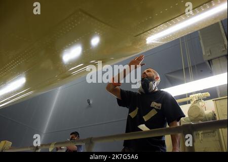 ©REMY GABALDA/MAXPPP - un Airbus dans les ateliers de peinture d'un sous-traitant aéronautique à Blagnac. Certaines compagnies aériennes, à l'extérieur de Qatar Airways, font état de peinture craquelée sur certains de leurs Airbus A350. Des temps qui sont à la difficile à faire viennent ajouter la peinture sur les matériaux composites, plus que sur l'aluminium. Qatar Airways aurait oannée au sol 20 apreils sur 53 pour examiner ces sorties, et au mois cinq autres compagnies aériennes seraient confrontées aux rêves difficiles.02 12 2021. Certaines compagnies aériennes, dont Qatar Airways, signalent des traces de peinture fissurée Banque D'Images