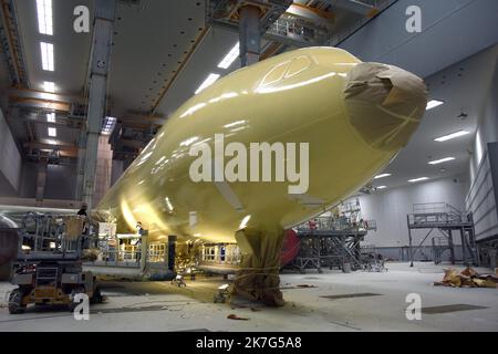 ©REMY GABALDA/MAXPPP - un Airbus dans les ateliers de peinture d'un sous-traitant aéronautique à Blagnac. Certaines compagnies aériennes, à l'extérieur de Qatar Airways, font état de peinture craquelée sur certains de leurs Airbus A350. Des temps qui sont à la difficile à faire viennent ajouter la peinture sur les matériaux composites, plus que sur l'aluminium. Qatar Airways aurait oannée au sol 20 apreils sur 53 pour examiner ces sorties, et au mois cinq autres compagnies aériennes seraient confrontées aux rêves difficiles.02 12 2021. Certaines compagnies aériennes, dont Qatar Airways, signalent des traces de peinture fissurée Banque D'Images