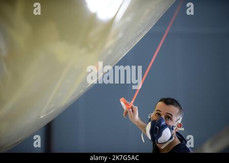 ©REMY GABALDA/MAXPPP - un Airbus dans les ateliers de peinture d'un sous-traitant aéronautique à Blagnac. Certaines compagnies aériennes, à l'extérieur de Qatar Airways, font état de peinture craquelée sur certains de leurs Airbus A350. Des temps qui sont à la difficile à faire viennent ajouter la peinture sur les matériaux composites, plus que sur l'aluminium. Qatar Airways aurait oannée au sol 20 apreils sur 53 pour examiner ces sorties, et au mois cinq autres compagnies aériennes seraient confrontées aux rêves difficiles.02 12 2021. Certaines compagnies aériennes, dont Qatar Airways, signalent des traces de peinture fissurée Banque D'Images